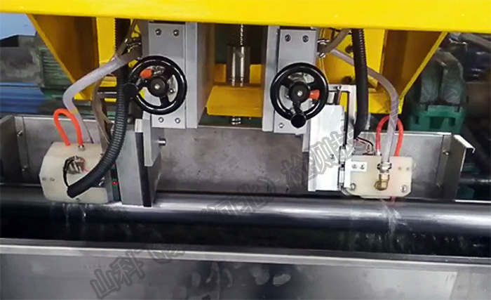 直縫管探傷設(shè)備細(xì)節(jié).jpg 直縫管探傷設(shè)備細(xì)節(jié).jpg