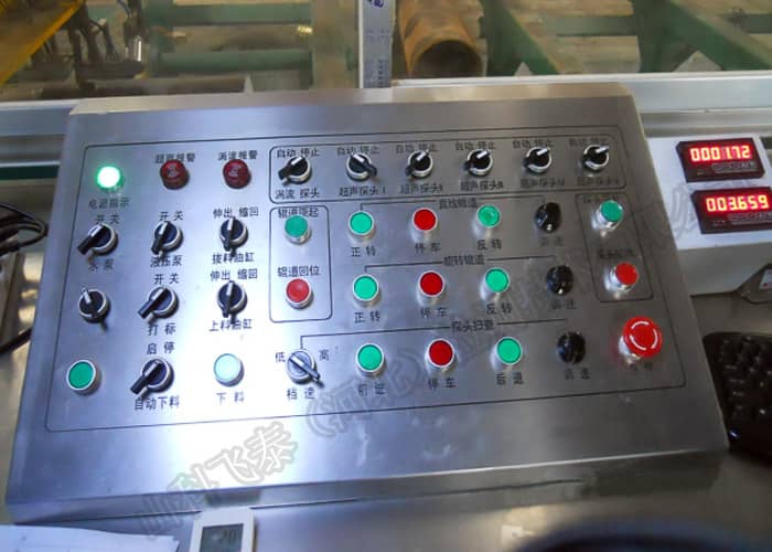 自動探傷設備電控臺.jpg 自動探傷設備電控臺.jpg